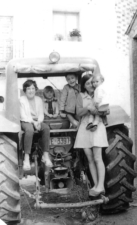 NiÃ±os en el tractor. CastejÃ³n de Tornos.