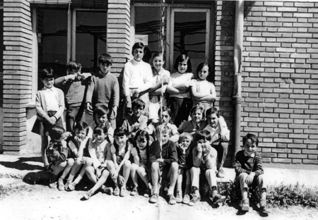 Grupo escolar en CastejÃ³n de Tornos.