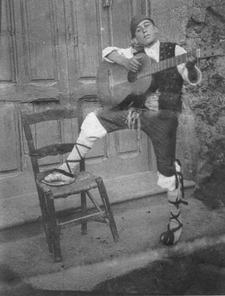 Joven con guitarra y traje regional. Morata de Jiloca.