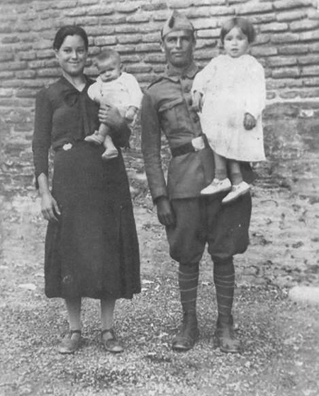 Pareja con hijas en los brazos. Morata de Jiloca.