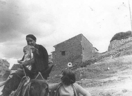 Abuelo y nieta en burro. Morata de Jiloca.