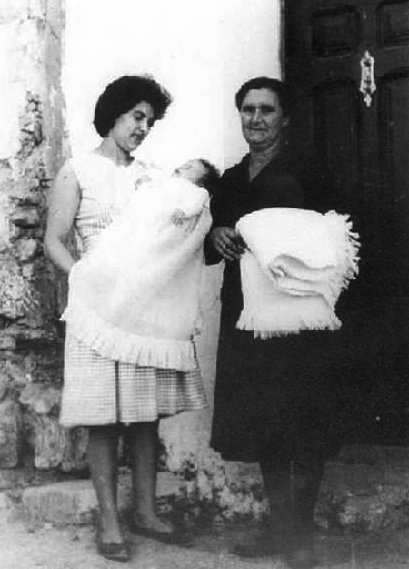 Tres generaciones en la puerta de casa. Morata de Jiloca.