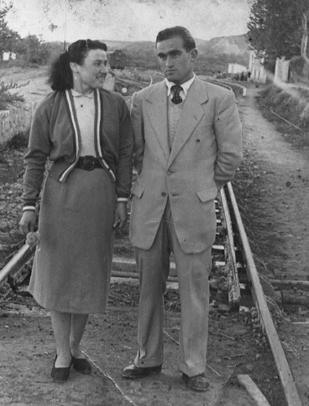 Pareja en las vÃ­as del tren. Morata de Jiloca.