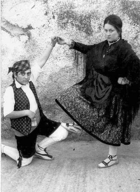 Pareja vestida con traje regional. Morata de Jiloca.