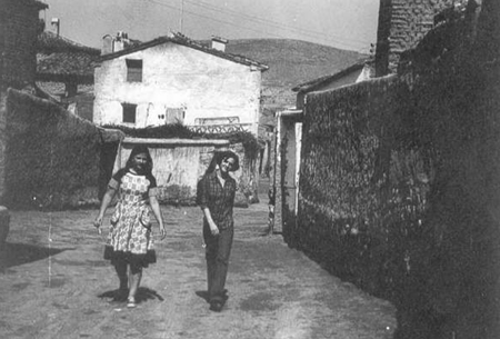 Dos amigas en una calle de Morata de Jiloca.