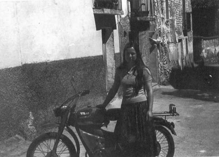 Joven junto a una motocicleta. Morata de Jiloca.