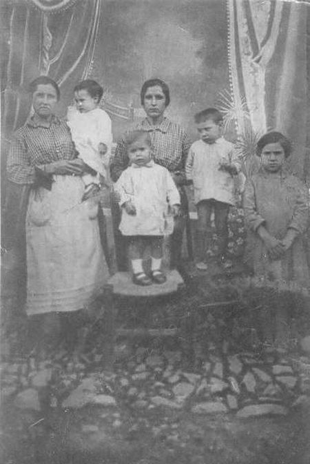 Madre con hijos. Retrato familiar. Morata de Jiloca.