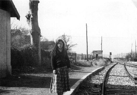 Una joven junto a las vÃ­as del tren. Morata de Jiloca.