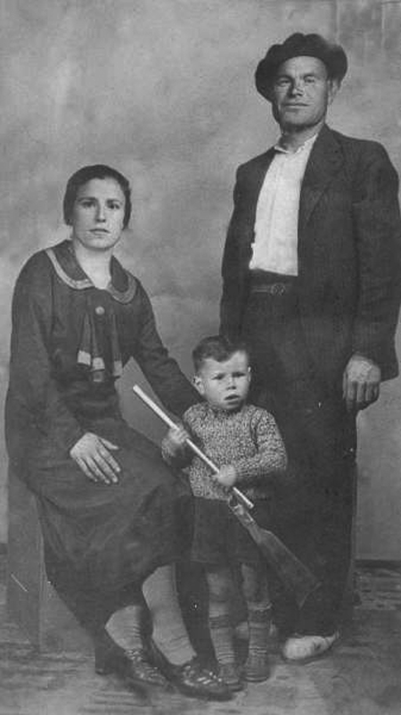 Padres e hijo. Morata de Jiloca.