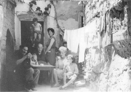 Vecinos de Morata de Jiloca en la puerta de casa.