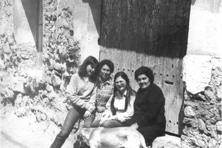 Grupo de mujeres en la puerta de casa. Morata de Jiloca.
