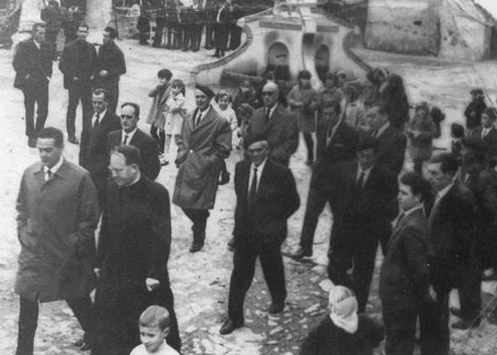 Vecinos paseando por las calles de Morata de Jiloca.