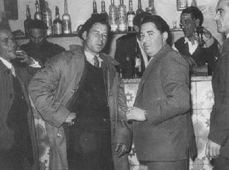 Amigos en la barra del bar. Morata de Jiloca.