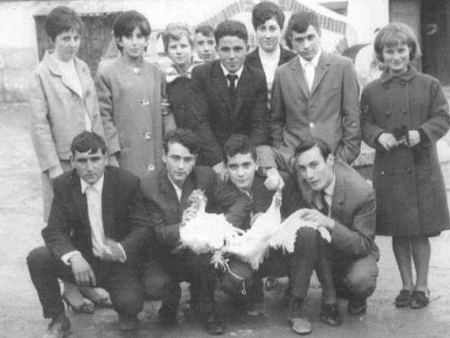 Amigos con gallinas. Morata de Jiloca.