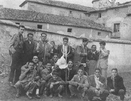 Grupo de amigos delante de unas casas de Morata de Jiloca.