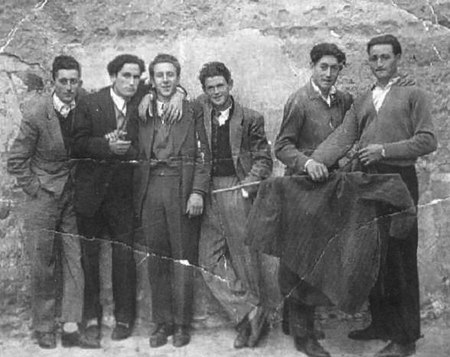 Grupo de jÃ³venes delante de una pared. Morata de Jiloca.