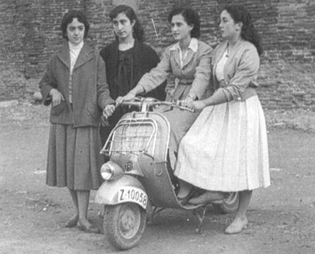 Grupo de vecinas de Morata de Jiloca con motocicleta.