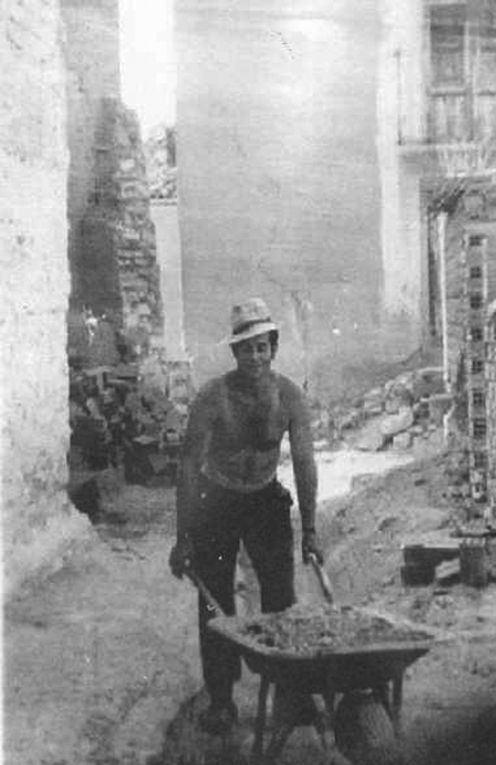 Hombre llevando una carretilla. Morata de Jiloca.