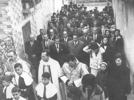 Vecinos de Morata de Jiloca en procesiÃ³n.