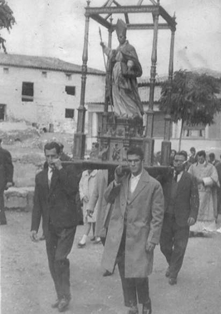 Vecinos de Morata de Jiloca en procesiÃ³n.