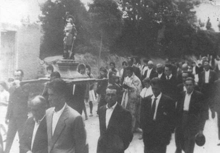 Vecinos de Morata de Jiloca en procesiÃ³n.