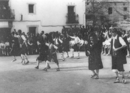 Vecinos de Morata de Jiloca bailando en fiestas.