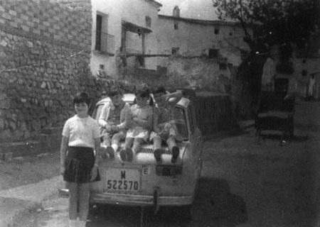 Grupo de niÃ±os sobre un coche. Morata de Jiloca.