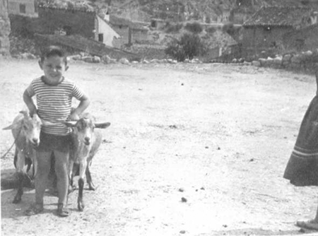 Retrato de un niÃ±o en la calle. Morata de Jiloca.