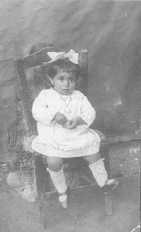 Retrato de una niÃ±a en una silla. Morata de Jiloca.