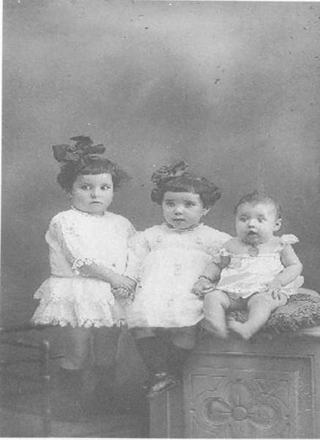 Retrato de dos niÃ±as y un bebÃ©. Morata de Jiloca.