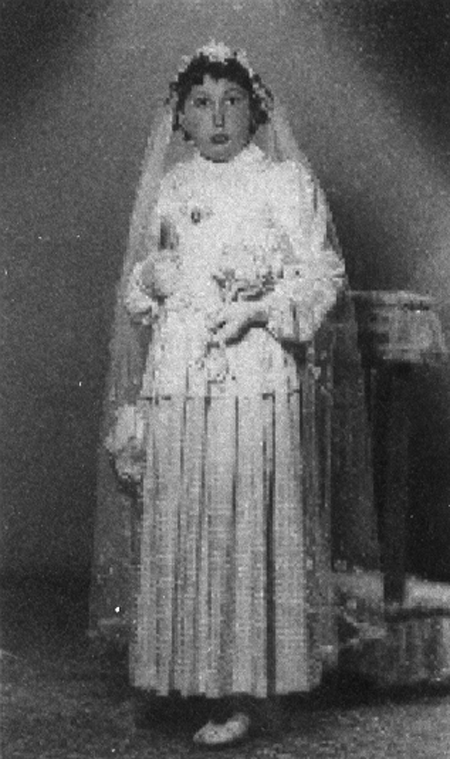 NiÃ±a de primera comuniÃ³n en Morata de Jiloca.