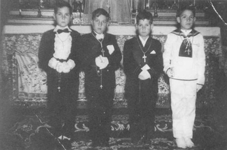 Grupo de niÃ±os de primera comuniÃ³n en la iglesia de Morata de Jiloca.