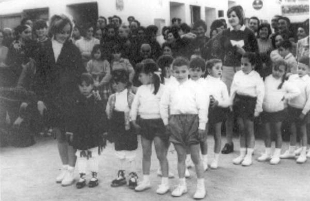NiÃ±os de Morata de Jiloca formando una fila.
