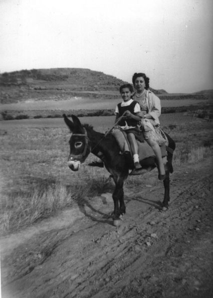 Madre e hijo de camino a la ermita