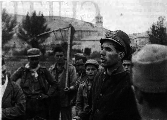 Un comisario polÃ­tico dirigiendo a los soldados