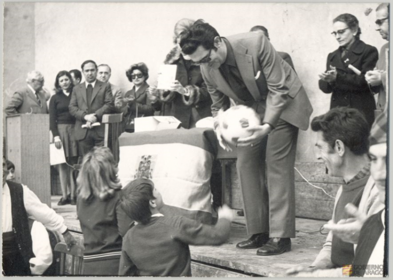 Entrega de premios a cargo de Luis Rojo Villa, gobernador civil de la provincia, 1974