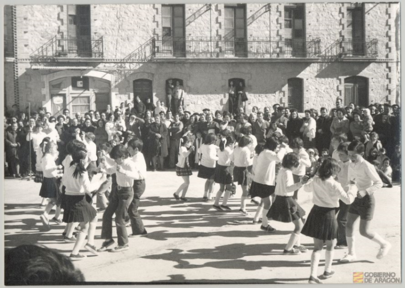 Baile de la jota interpretada por parejas infantiles en la plaza del ayuntamiento, 1974