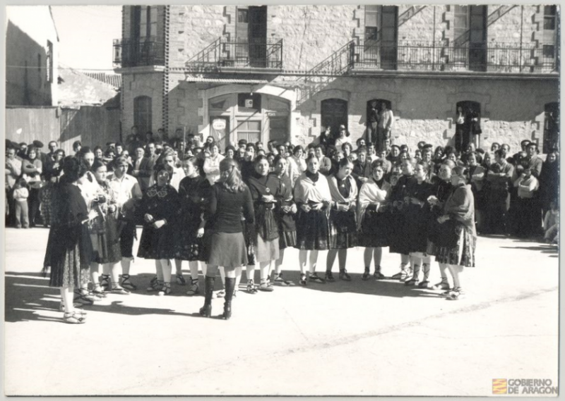 Cantos regionales por el grupo de juventudes ataviadas con el traje regional en la plaza del ayuntamiento, 1974
