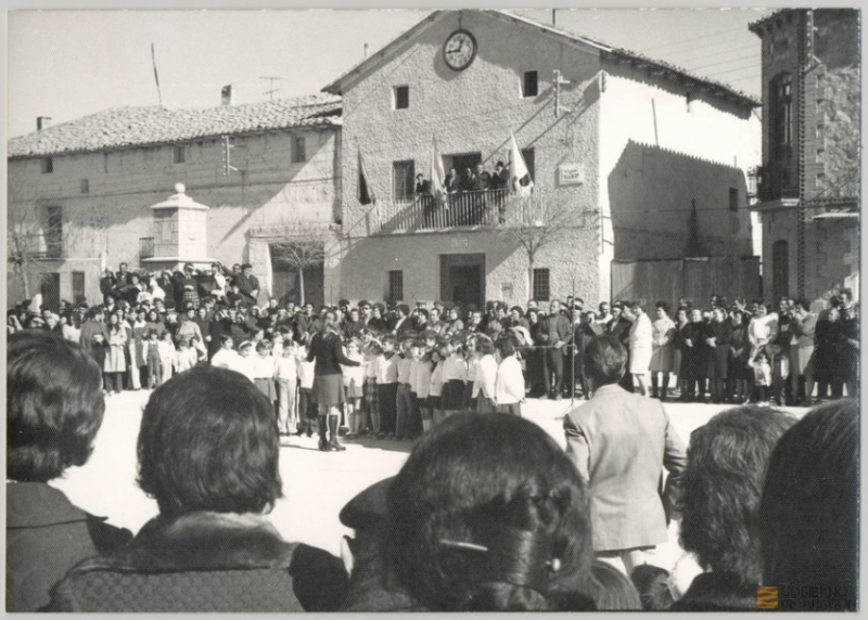 Coros infantiles en la plaza del ayuntamiento, 1974