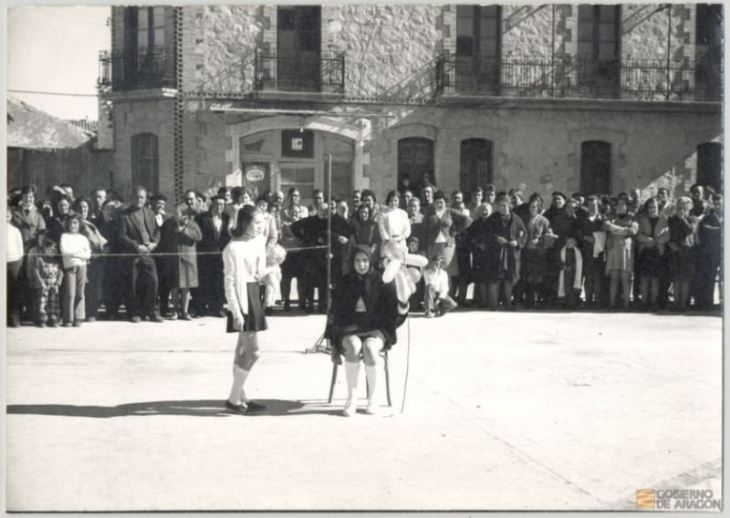 Representaciones infantiles, en la plaza del ayuntamiento, 1974