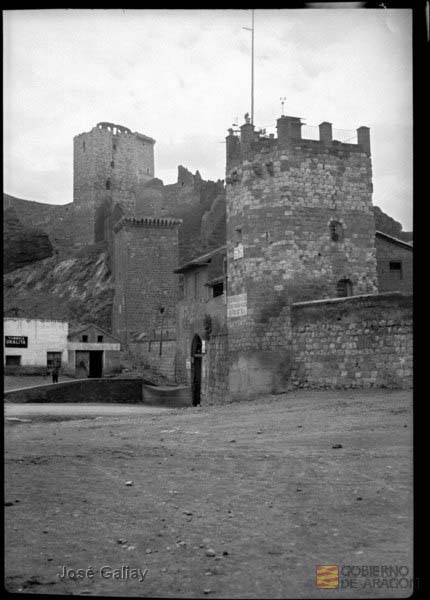 Puerta Alta. Torreones y muralla