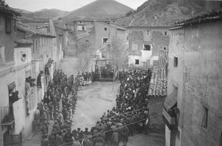 Soldados y gentes del pueblo. Fin de la Guerra Civil. BurbÃ¡guena.