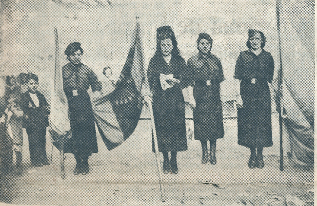 Mujeres y niÃ±os posando con la bandera de la Falange EspaÃ±ola en Villadoz
