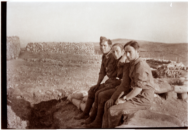 Dos soldados descansando