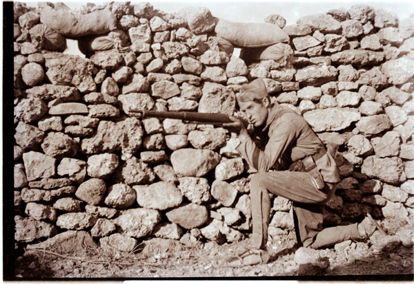 Soldado posando en trinchera