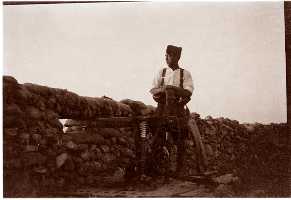 Soldado con ametralladora