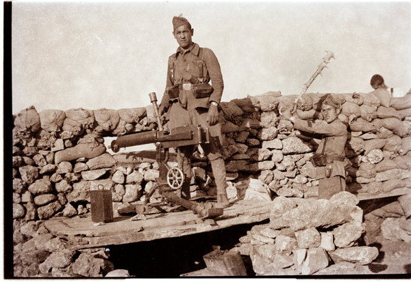 Soldados posando con ametralladora