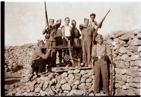 Grupo de soldados con ametralladora