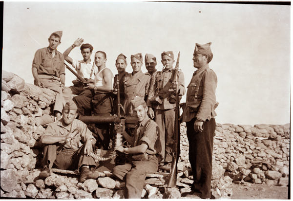 Grupo de soldados en trinchera