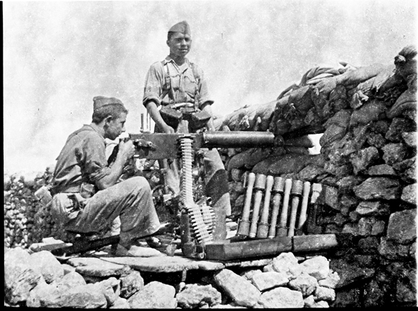 Soldado en trinchera con ametralladora